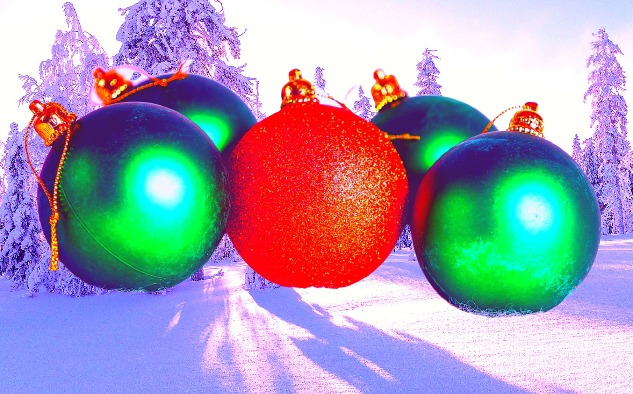 Зелёные и красные елочные игрушки, лес, зима - Как написать сценарий на Новый Год в школе?