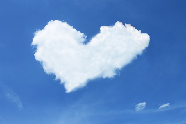 Классный час День святого Валентина - облако в форме сердца на фоне голубого неба