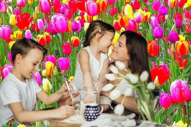 Семья, тюльпаны, праздник